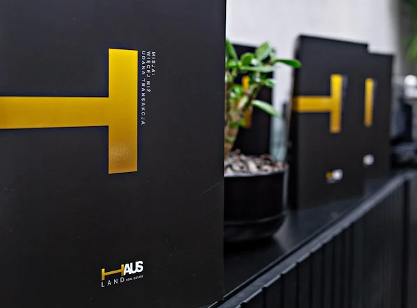 Teczka HausLand z hasłem „Misja: więcej niż udana transakcja”