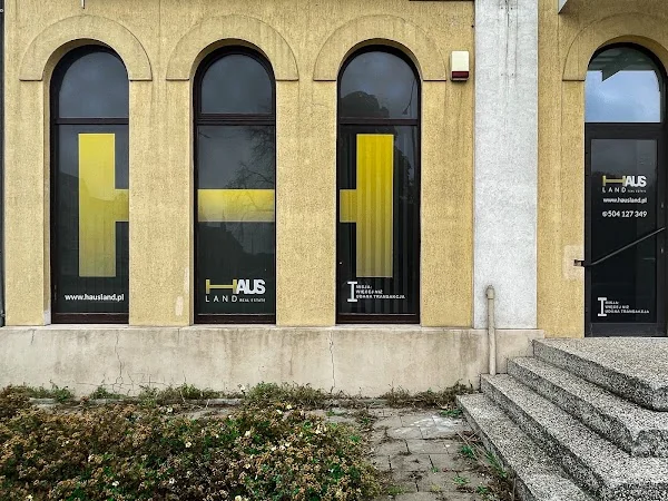 Witryna biura HausLand przy ul. Armii Krajowej